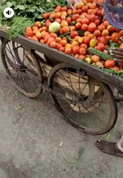 Vegetable seller seen picking his wares from a dirty drainage to sell to unsuspecting buyers (photos)