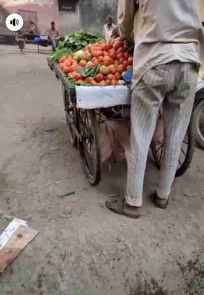 Vegetable seller seen picking his wares from a dirty drainage to sell to unsuspecting buyers (photos)