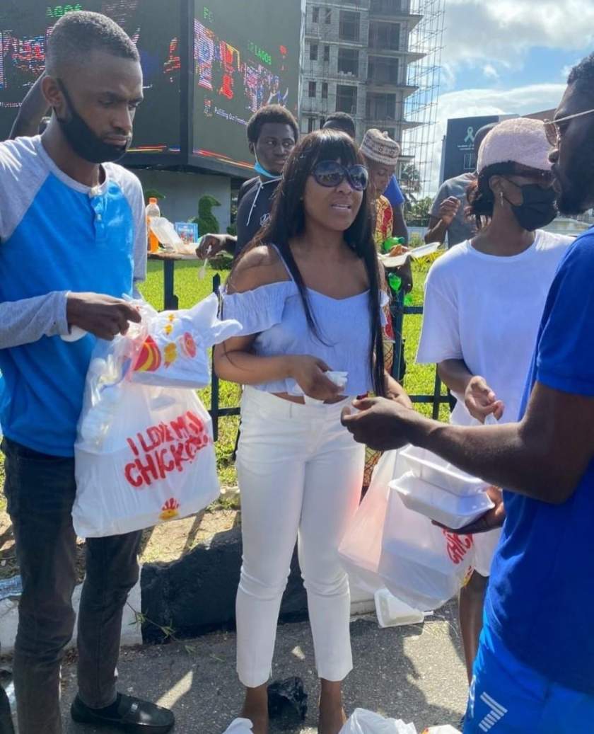 #EndSars: 'Erica your food is sweet o' - Protesters hail Erica as she shares food for them (Video)