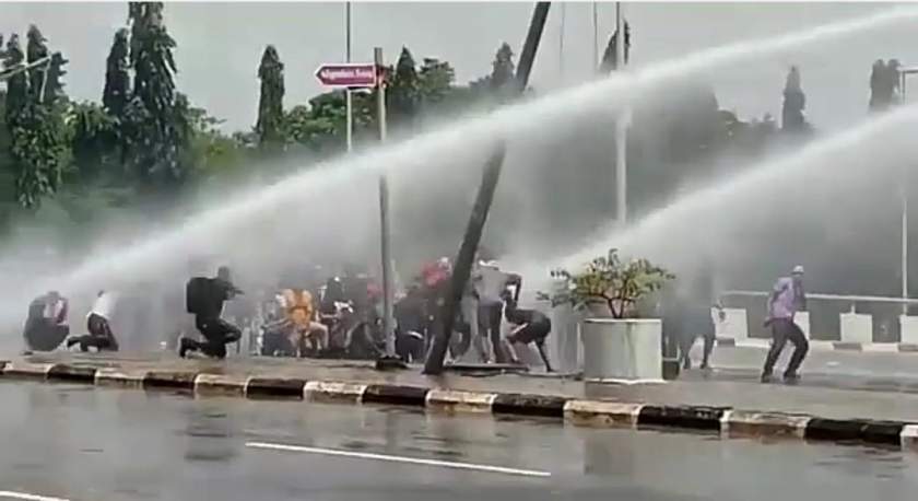 Watch Video Of Nigerian Police Blasting Peaceful Protesters With Water Cannon In Abuja