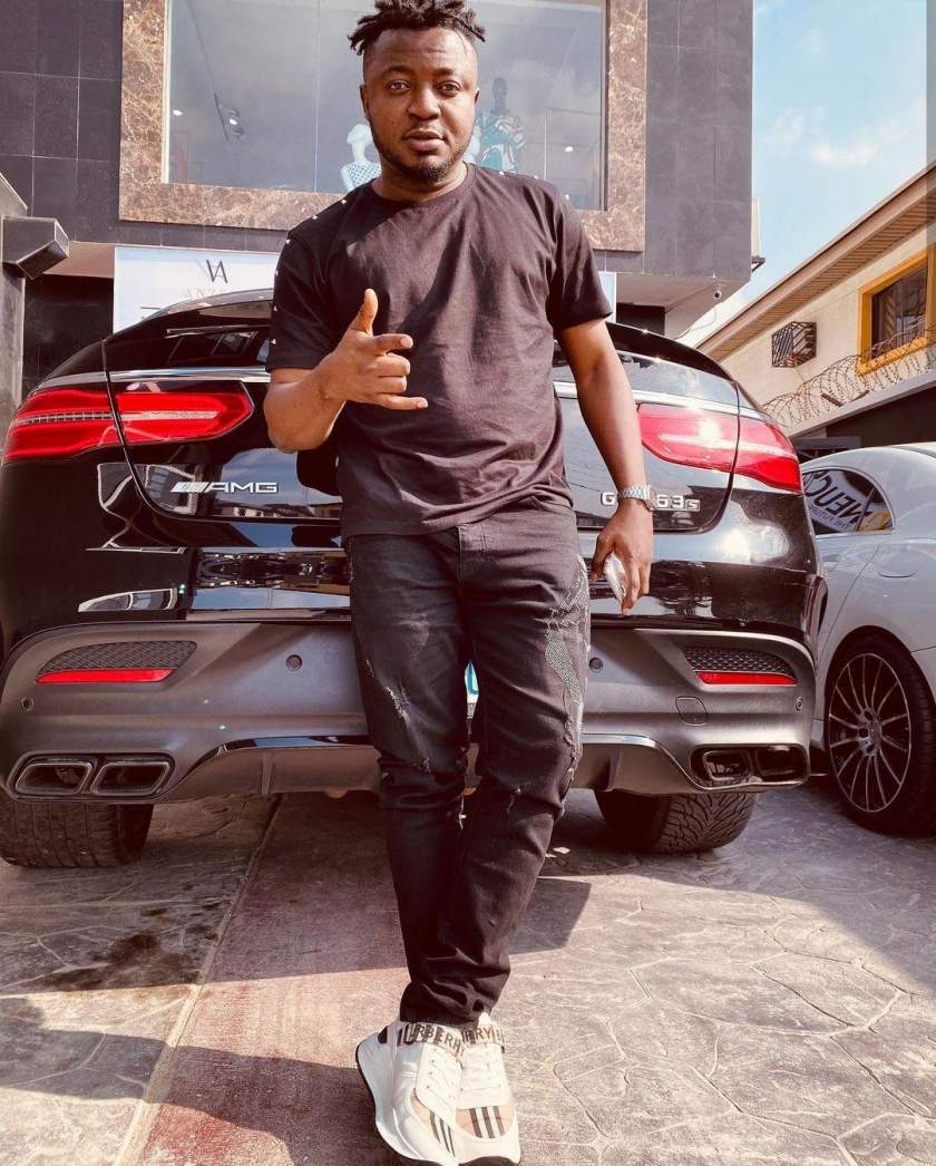 MC Galaxy dragged to filth for throwing N200 notes at #EndSars protesters in Lekki