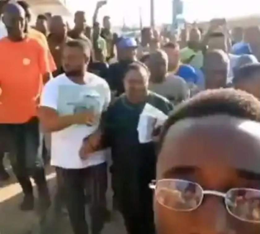 #EndSars Protesters In Ondo State Turn Down N2Million Offered By Senator To Pass Road Block (Video)