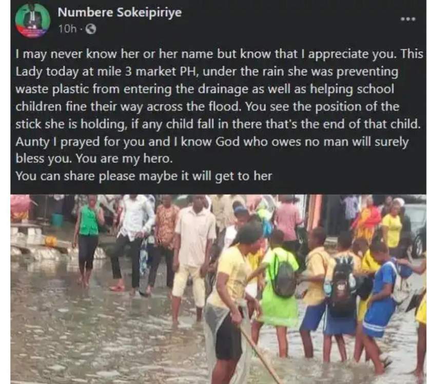 Nigerian Lady Goes Under The Rain To Help School Children Cross A Flooded Market