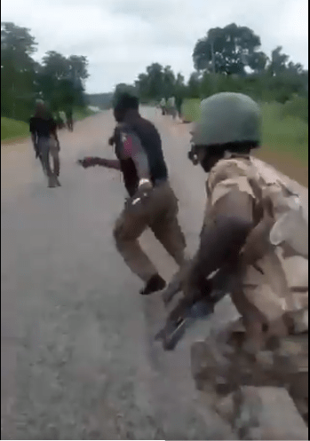 Soldiers beat policemen extorting people along Aba road (Video)
