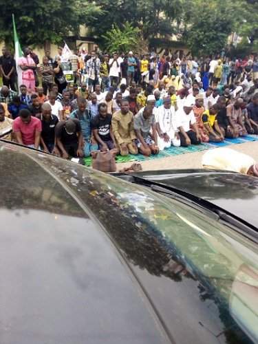 Muslim #EndSARS Protesters Hold Jummat Prayers On The Road (Photos/Video)