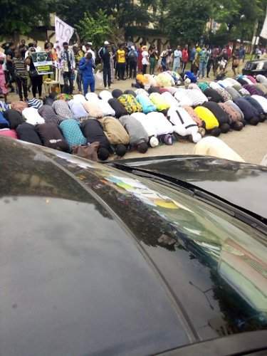 Muslim #EndSARS Protesters Hold Jummat Prayers On The Road (Photos/Video)