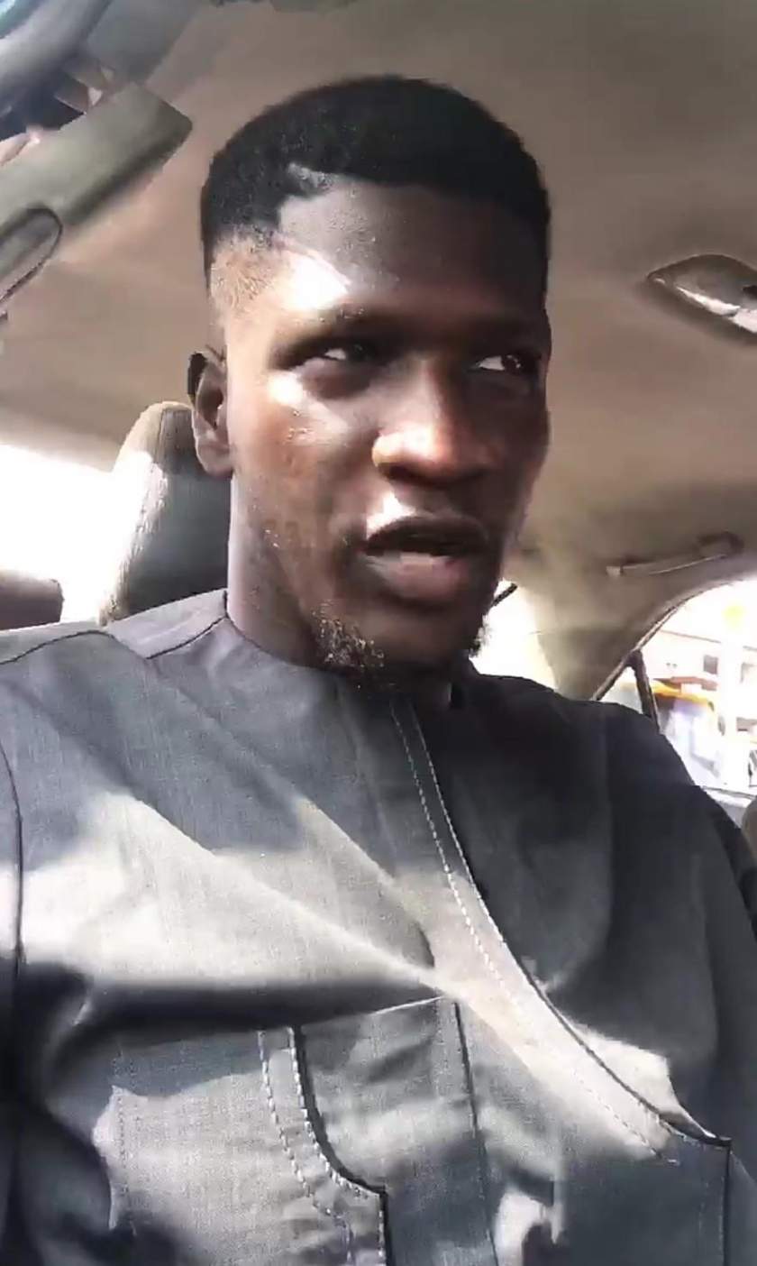 Man in pain as shoe shiner disappears with his shoe in Lagos (Video)