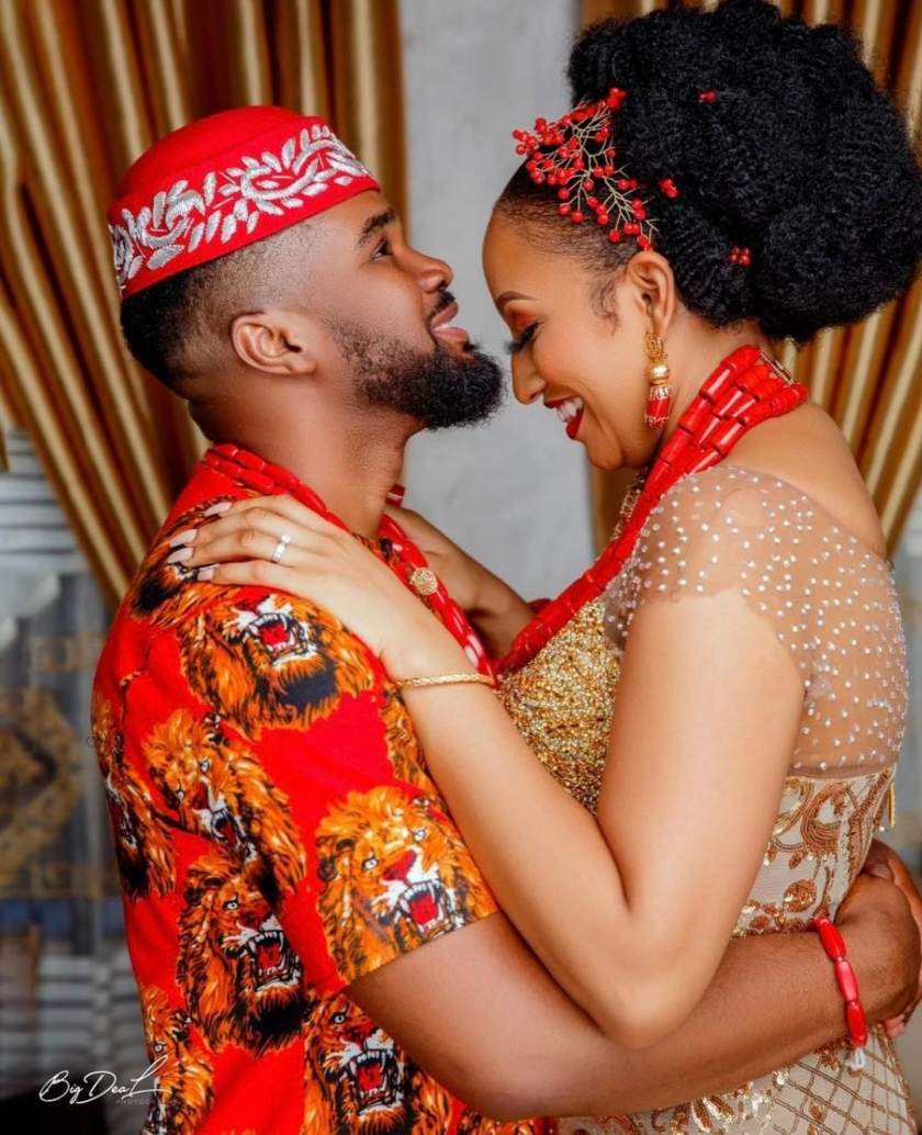 Moment Williams Uchemba's bride danced towards him and gave him palm wine to drink (Video)