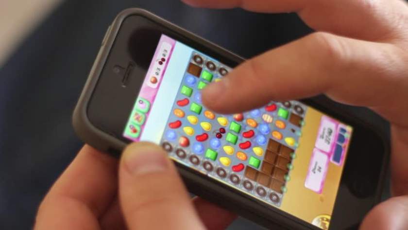 Man calls out his date for playing Candy Crush all through their outing