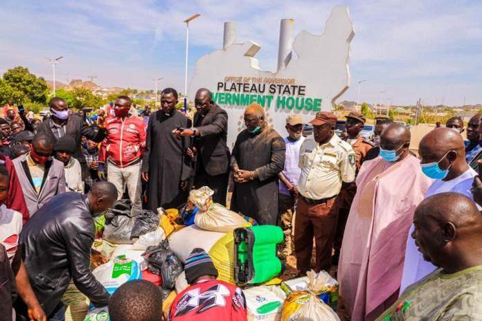 Looters Begs For Forgiveness After Returning Stolen Palliatives In Plateau