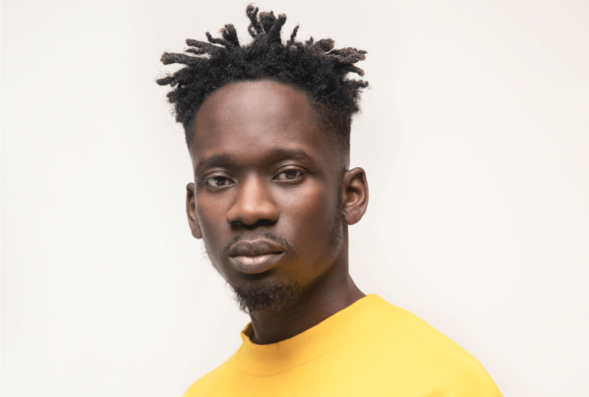 Fans drag Mr Eazi as he struggles to twerk while taking dance lesson (Video)