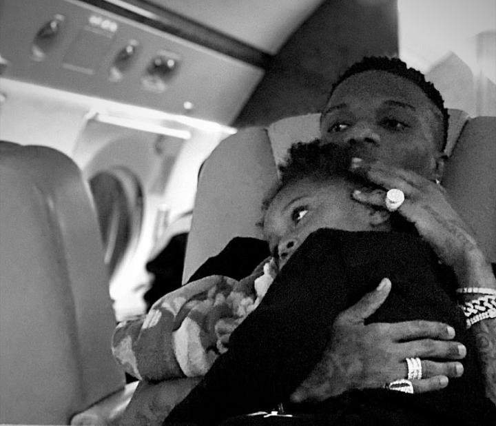 Wizkid finally returns to Nigeria with his baby mama, Jada, and their son, Zion after a lengthy stay in UK (Video)