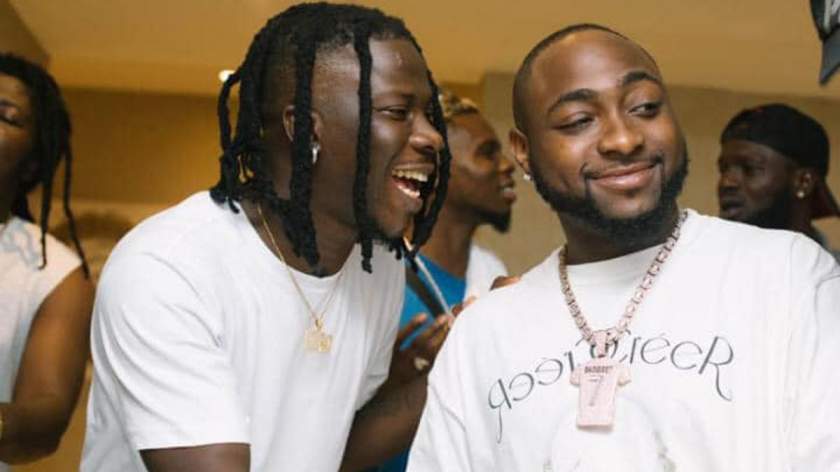 "Thunder fire poverty" - Fans react as Davido, Stonebwoy sat on the neck of their bodyguards while performing (Video)