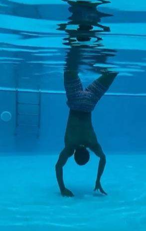 Neo Akpofure shows off unbelievable swimming skills (Video)
