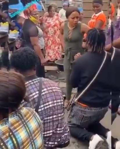 Lady lambast boyfriend for proposing to her in a market (Video)