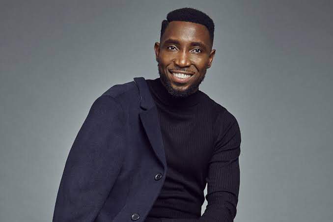 Timi Dakolo surprises a fan who recently wedded by performing for her in her home (Video)
