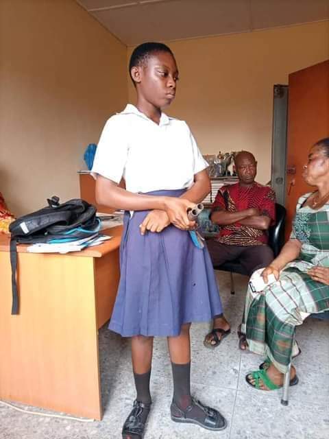 Secondary school student goes to school with a local gun to shoot teacher who asked her to cut her coloured hair