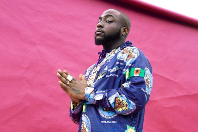 Fan entertains Davido with a hilarious performance of his song 'IF' (Video)
