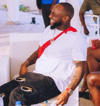 Singer Davido peppers a lady who abused him in a club in the U.S (Video)