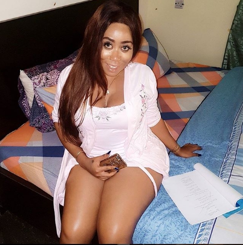 No be say you fine like that - Fans come for Moyo Lawal over provocative photo
