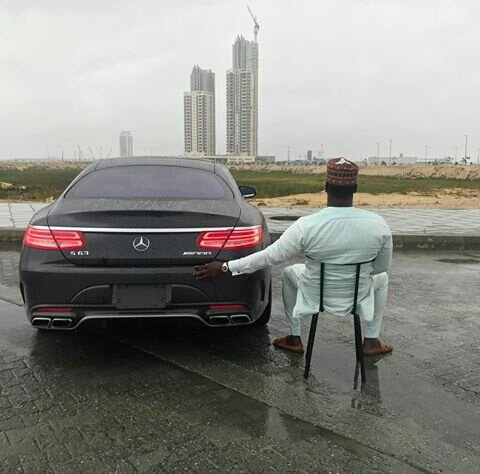 See Photo of a Man Chilling in The Middle of The Road on Lekki-Ikoyi Link Bridge