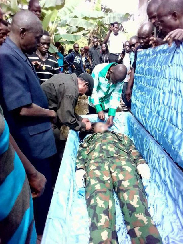 Female soldier who died a day to her birthday buried amid tears (photos)