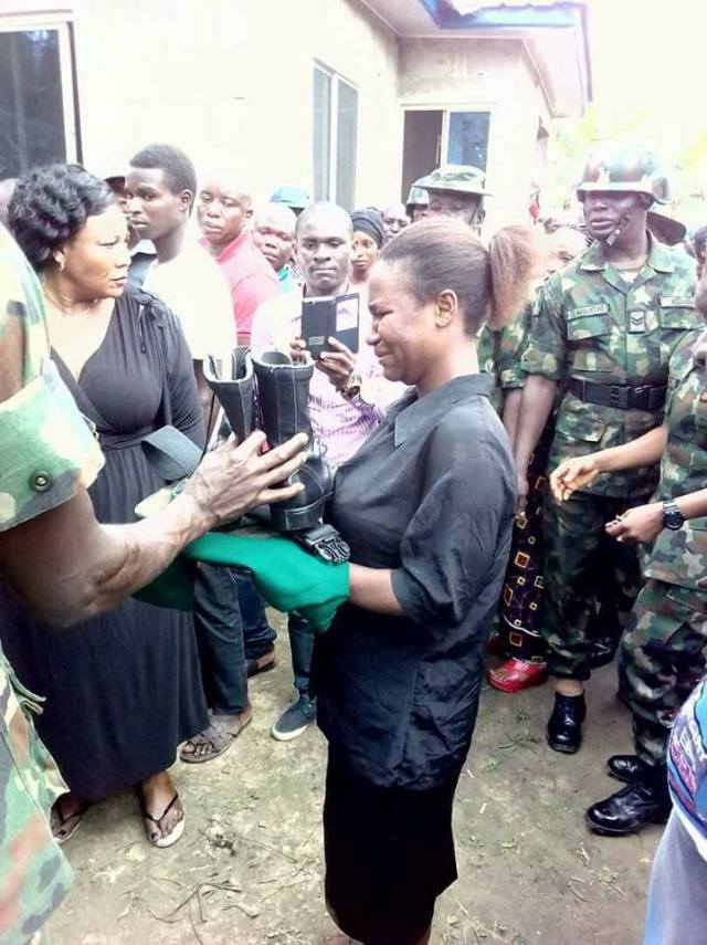 Female soldier who died a day to her birthday buried amid tears (photos)