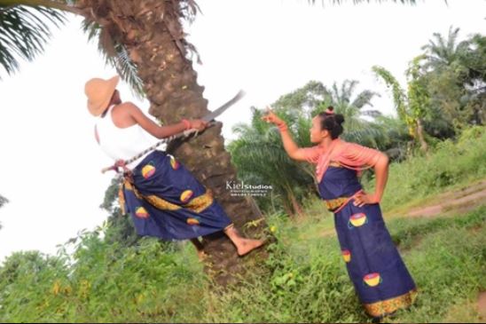 Man Climbs Palm Tree In Pre-Wedding Photos As Fiancée Watches