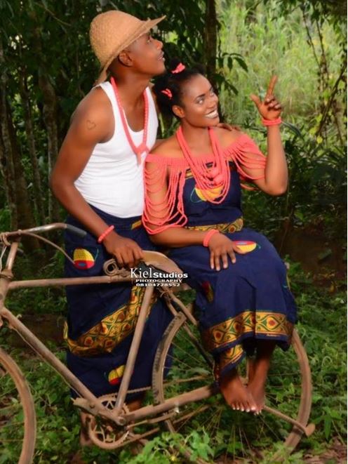 Man Climbs Palm Tree In Pre-Wedding Photos As Fiancée Watches