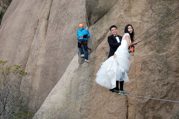 Daredevil couple climb dangerous Chaya mountain to take their wedding photos