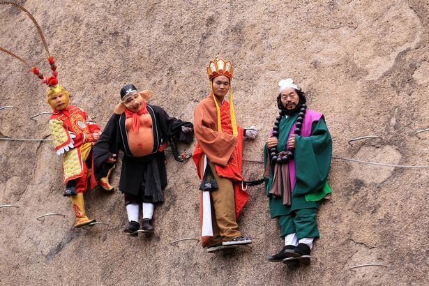 Daredevil couple climb dangerous Chaya mountain to take their wedding photos