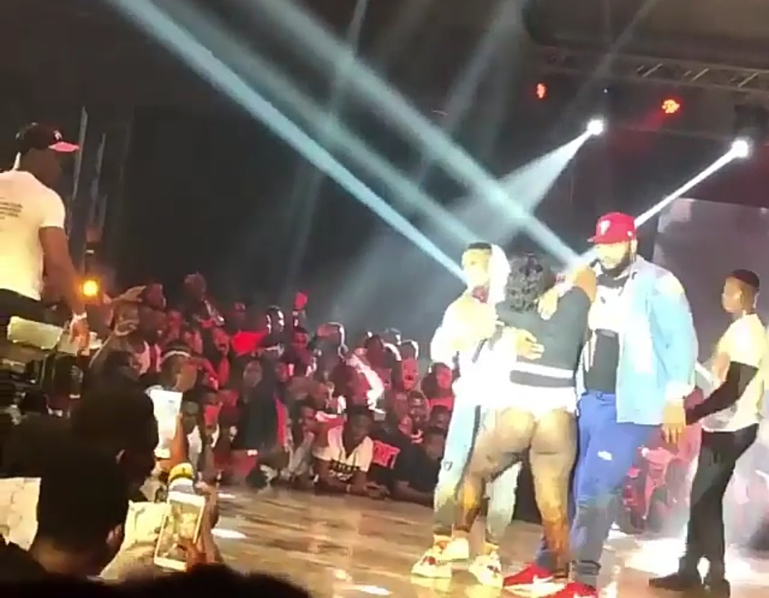 Lady Faints On Stage After Hugging Wizkid In Ghana (Photos)