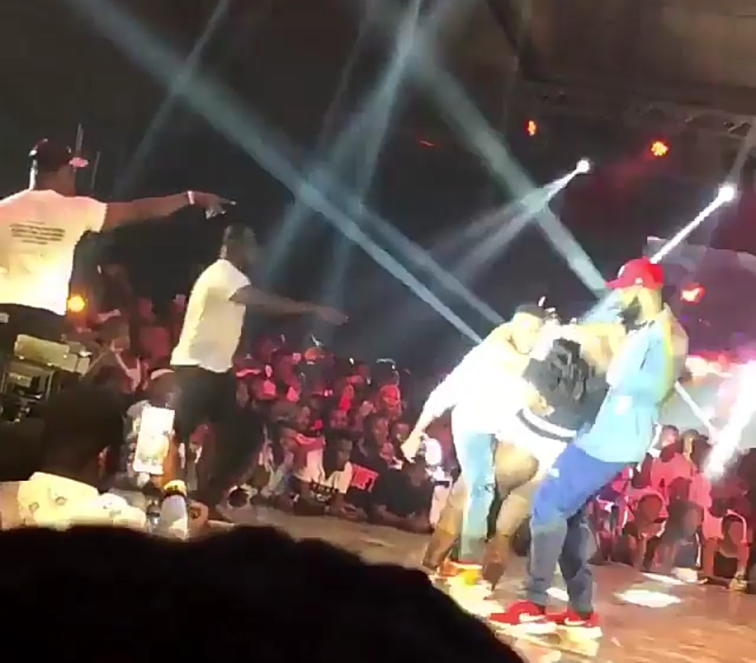 Lady Faints On Stage After Hugging Wizkid In Ghana (Photos)