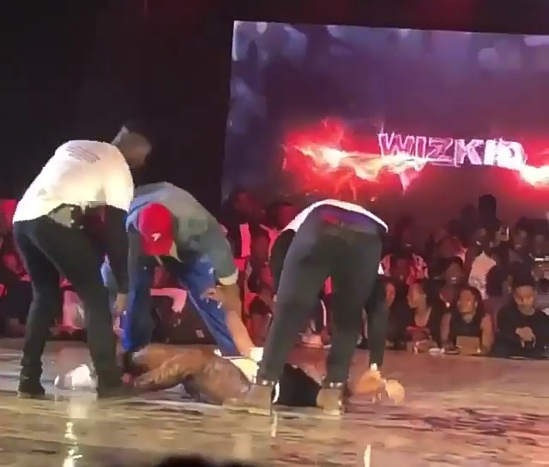 Lady Faints On Stage After Hugging Wizkid In Ghana (Photos)