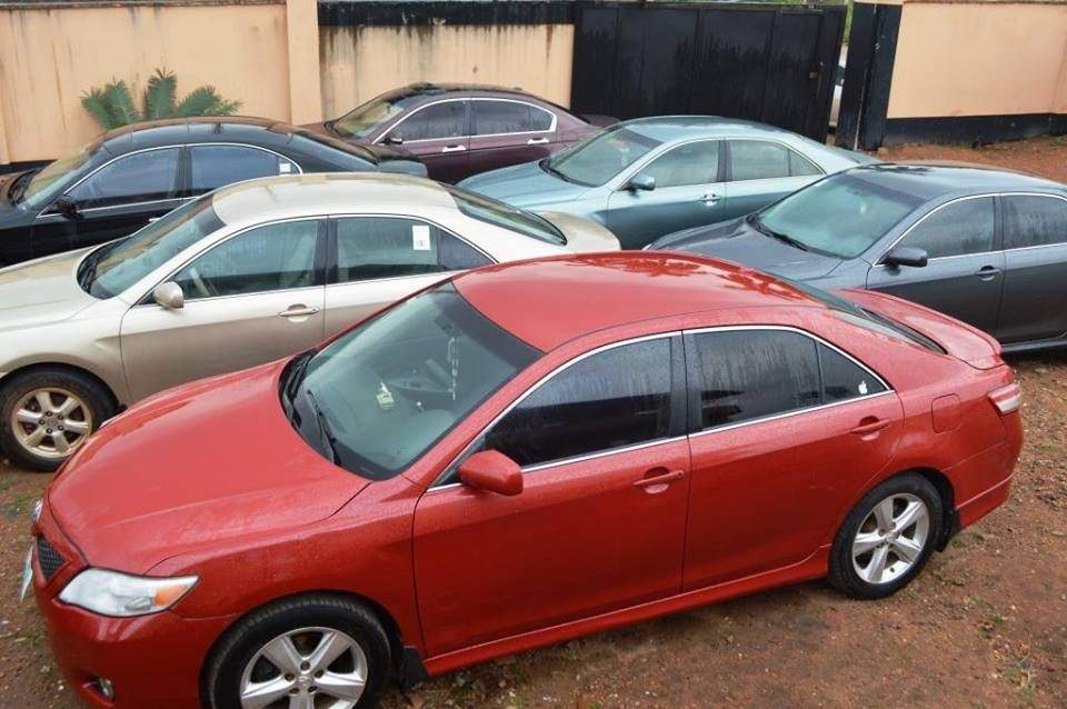 EFCC arrests 24 OOU students for Cyber crime in Ogun, exotic cars recovered (Photos)