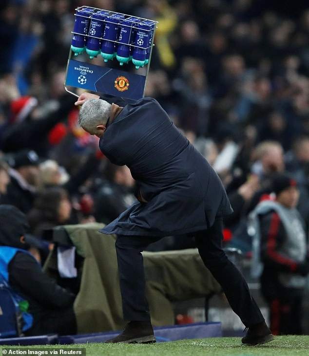 See the Jose Mourinho's crazy celebration everyone is talking about after Fellaini's dramatic injury-time goal for Man.U (Photos)