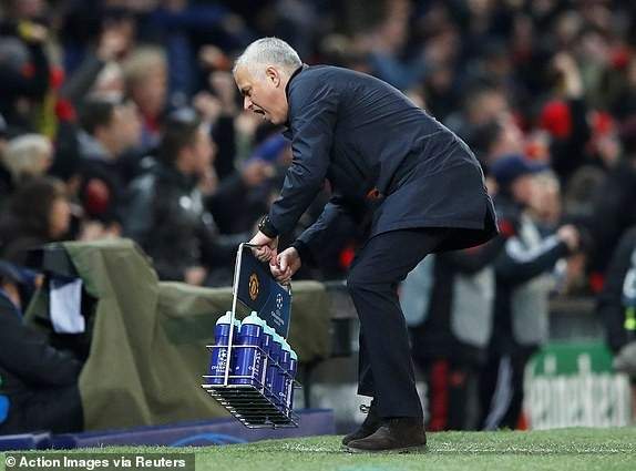 See the Jose Mourinho's crazy celebration everyone is talking about after Fellaini's dramatic injury-time goal for Man.U (Photos)