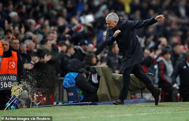 See the Jose Mourinho's crazy celebration everyone is talking about after Fellaini's dramatic injury-time goal for Man.U (Photos)