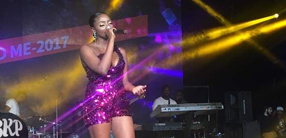 Simi apologizes to Fans over Lateness & Disorganization of her "Live in Lagos" Concert