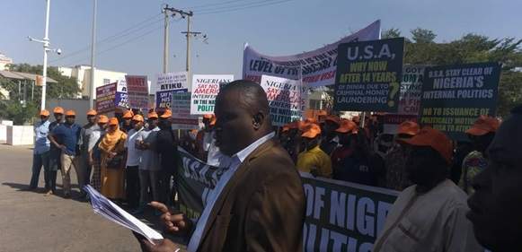 Protesters Storm US Embassy In Abuja, Demand Atiku's Visa Application Be Rejected