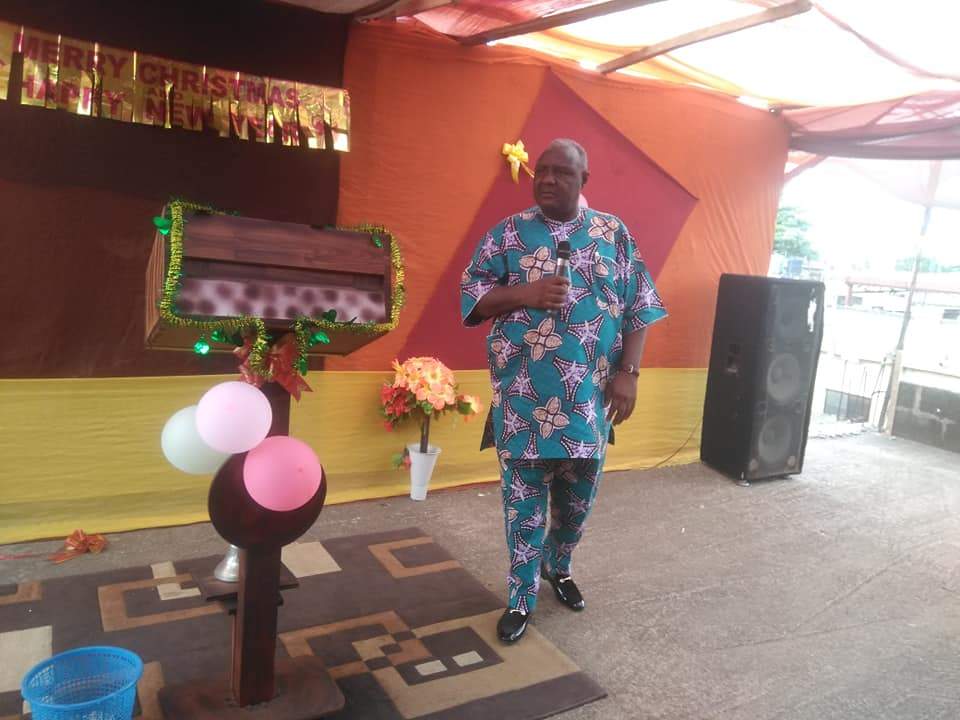 Pastor Gives His Shoes Worth $400(N145K) To Member As He Berates Daddy Freeze On Tithing