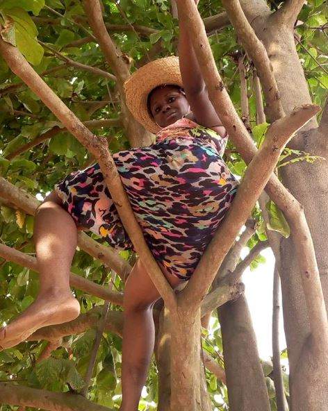 Slay Queen Climbs Tree To Dance To Davido's New Song (Video)