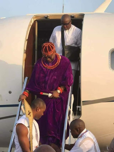 Oba of Benin arrives Abuja with his wives (Photos)