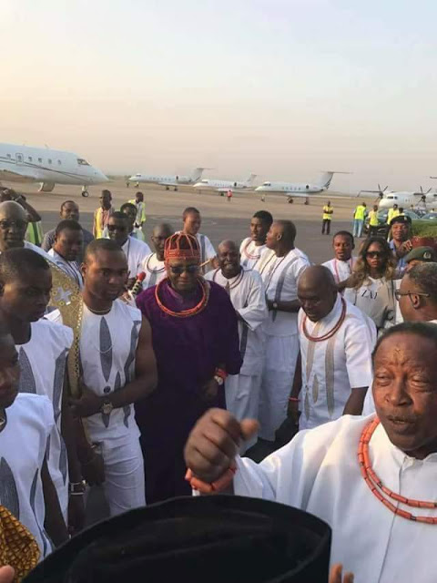 Oba of Benin arrives Abuja with his wives (Photos)