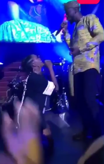 Simi Kneels Down for Adekunle Gold on Stage During Her Concert in Lagos (Photo/Video)