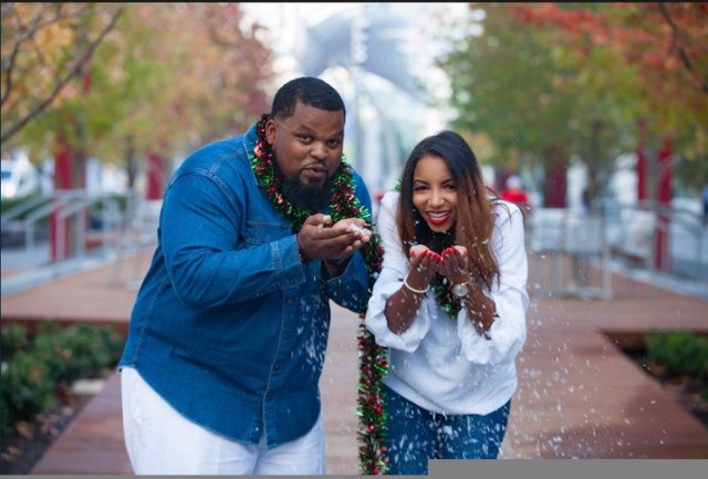 Christmas Photoshoot turns to Marriage Proposal (Photos)