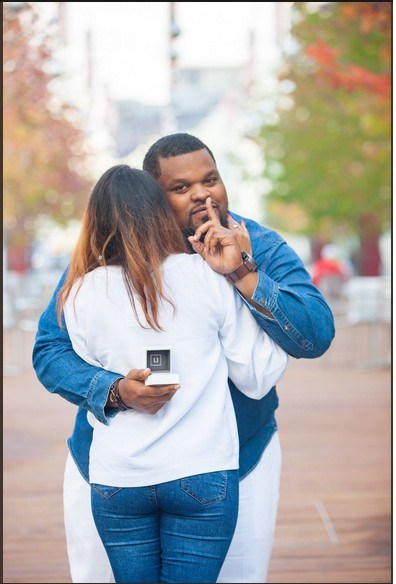 Christmas Photoshoot turns to Marriage Proposal (Photos)