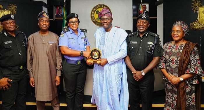 Lagos State Governor Sanwo-Olu Rewards Police Officer For Rescuing A Robbery Victim With Her Money