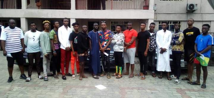 EFCC Arrests 17 Yahoo Boys In Warri At Their Hotel Hideout, Seizes Cars (Photos)