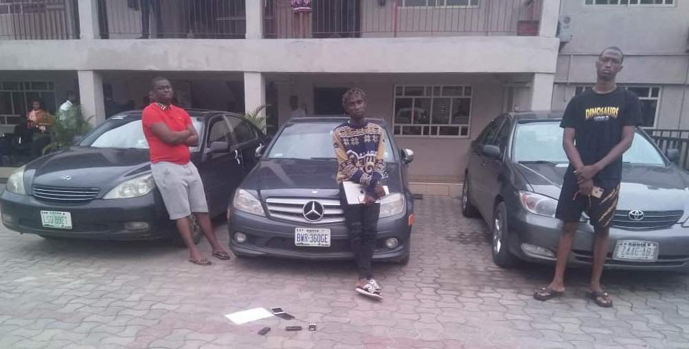 EFCC Arrests 17 Yahoo Boys In Warri At Their Hotel Hideout, Seizes Cars (Photos)